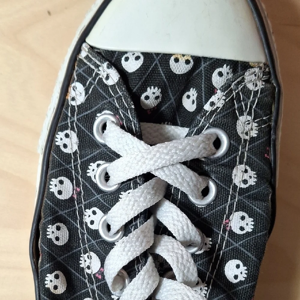 Converse Allstars Lo Top Sneakers Black w/ Mini White Skulls Women 7 - Picture 12 of 12